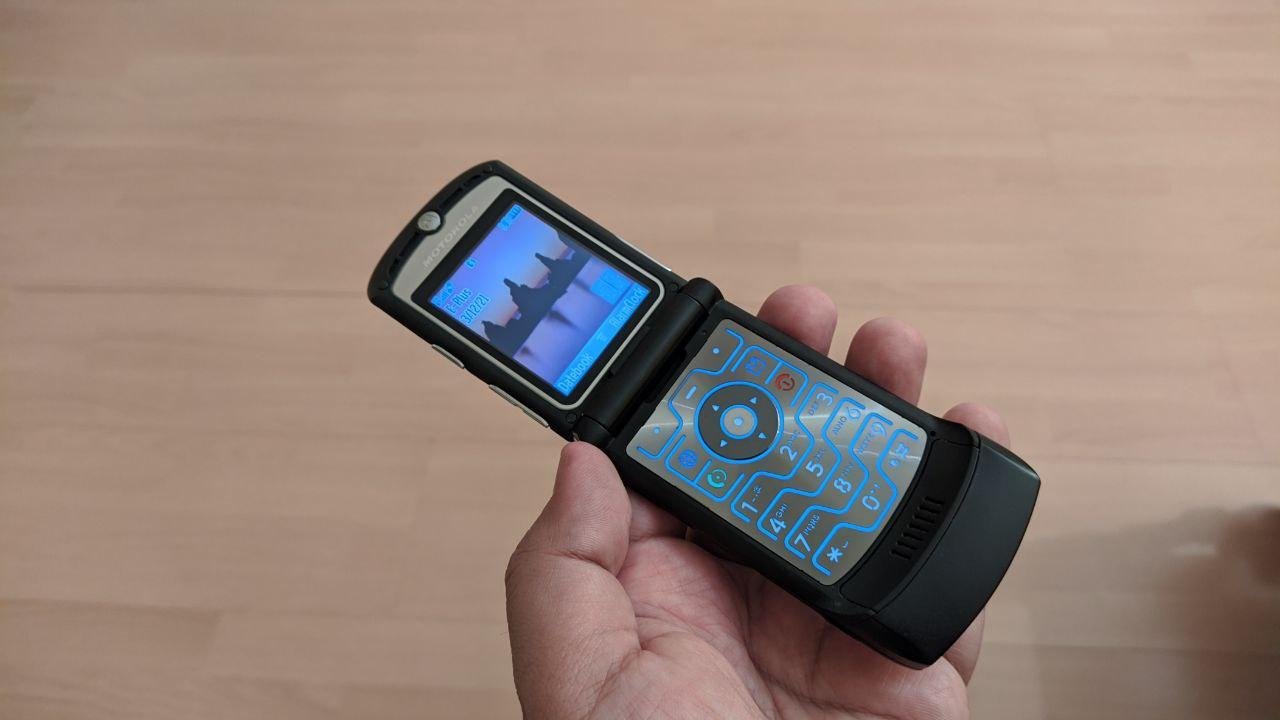 Motorola RAZR V3 делали пришельцы, не иначе