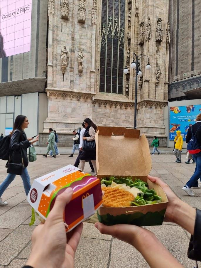 Комбо БигМак увеличенный и куриный салат обошлись в 16 евро