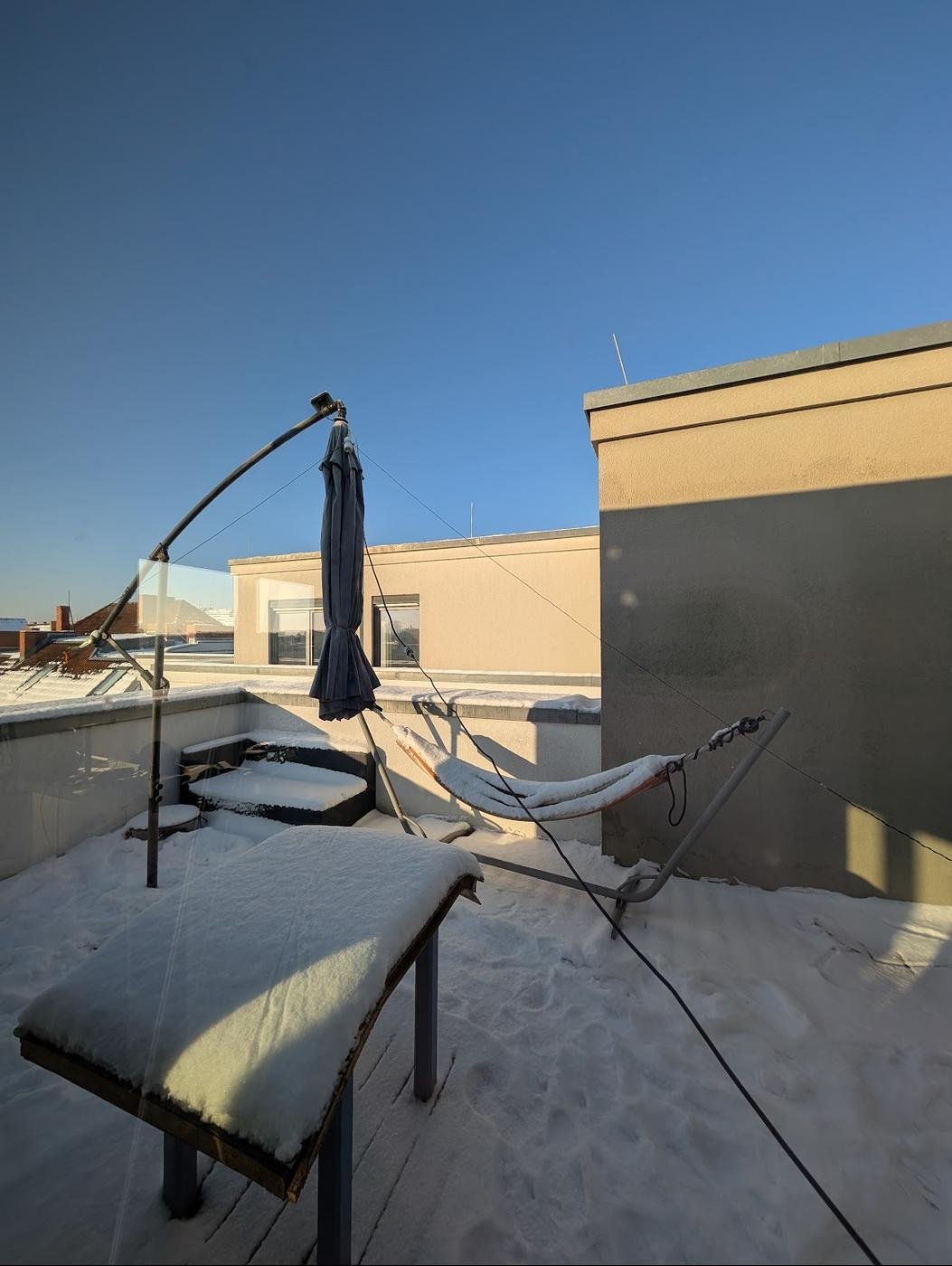 Балун прикреплен к зонту (зонт из металла и это не оч, но у меня не было выбора). Концы растянуты между двумя стульями (один не видно). Фидер (провод к ресиверу) идет в квартиру.