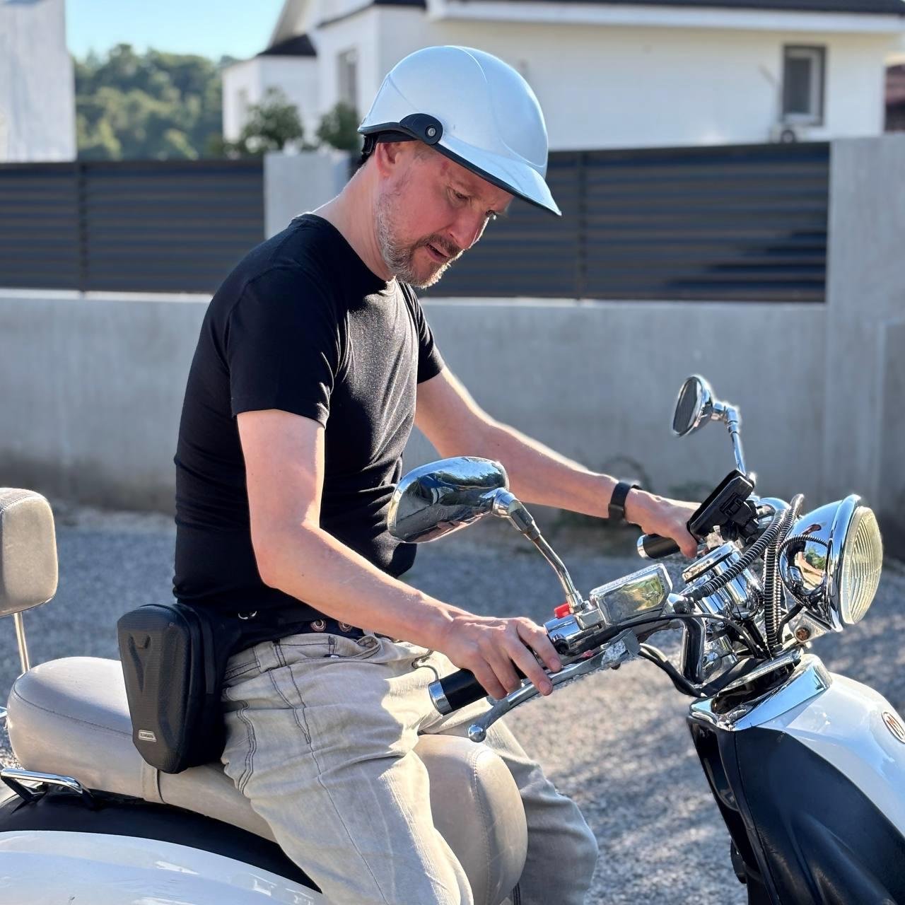 только посмотрите на этого байкера!