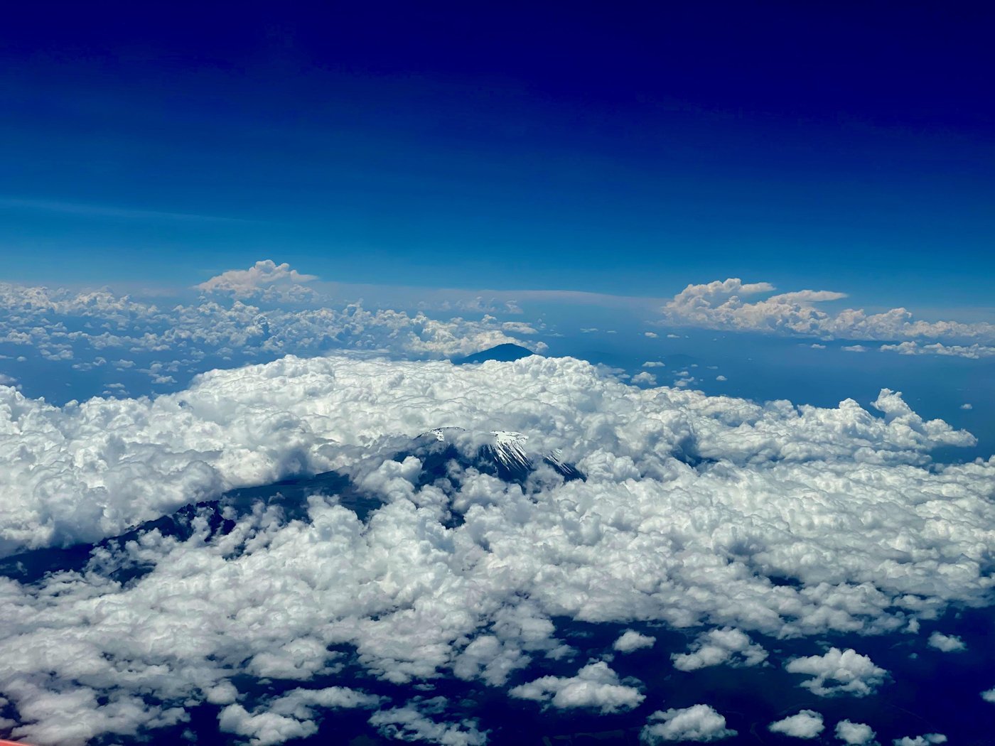 Вершина Килиманджаро с иллюминатора самолета. Еще недавно мы были там