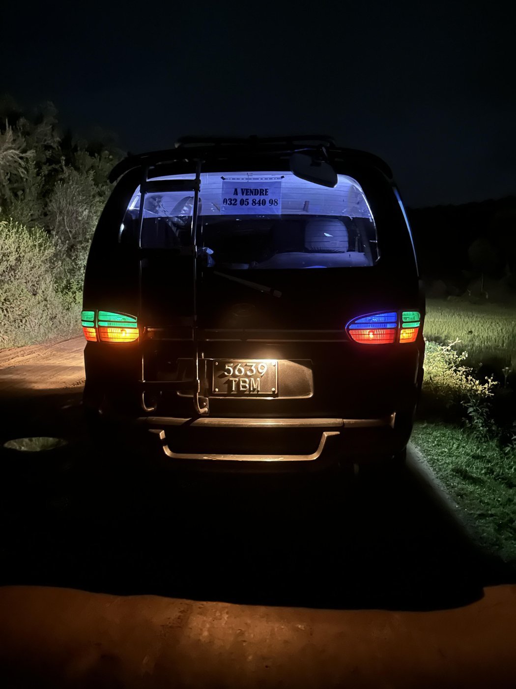 Наша прекрасная машина с разным цветом фар, на которой мы проехали через весь остров