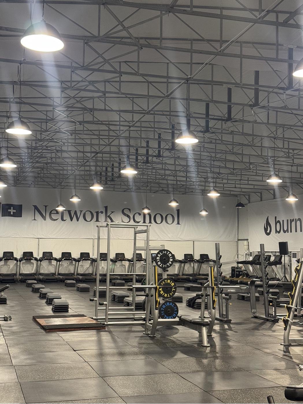 Тренажеры в зале