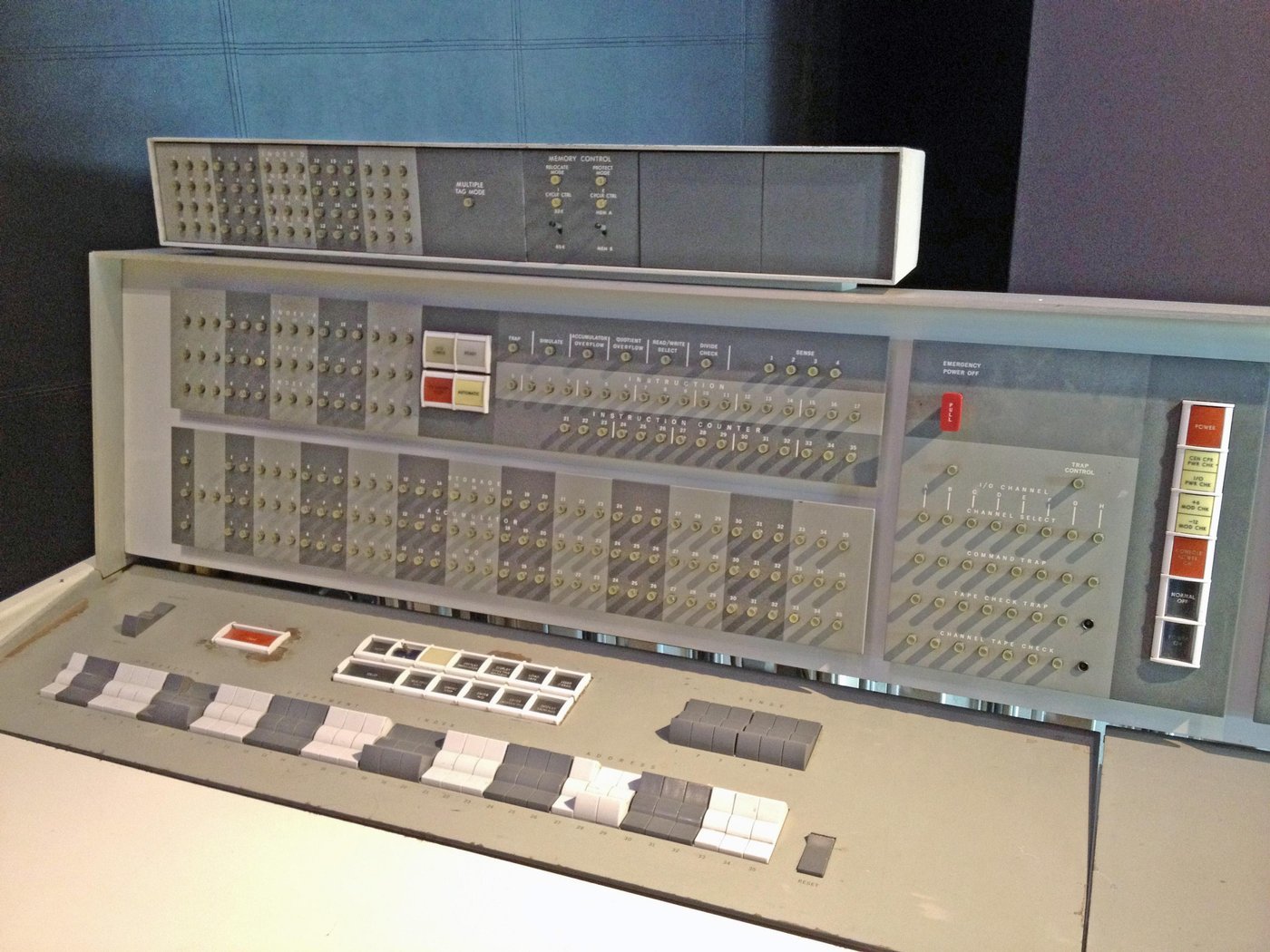 Пульт оператора IBM 7094. Youtube в соседнем окне не посмотришь 🙁