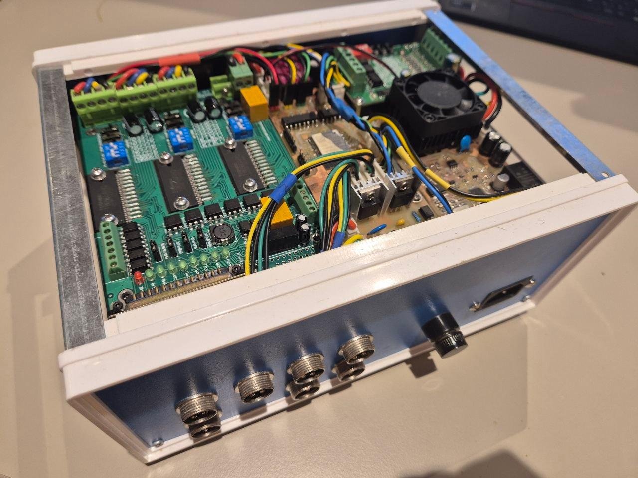 Со снятой крышкой