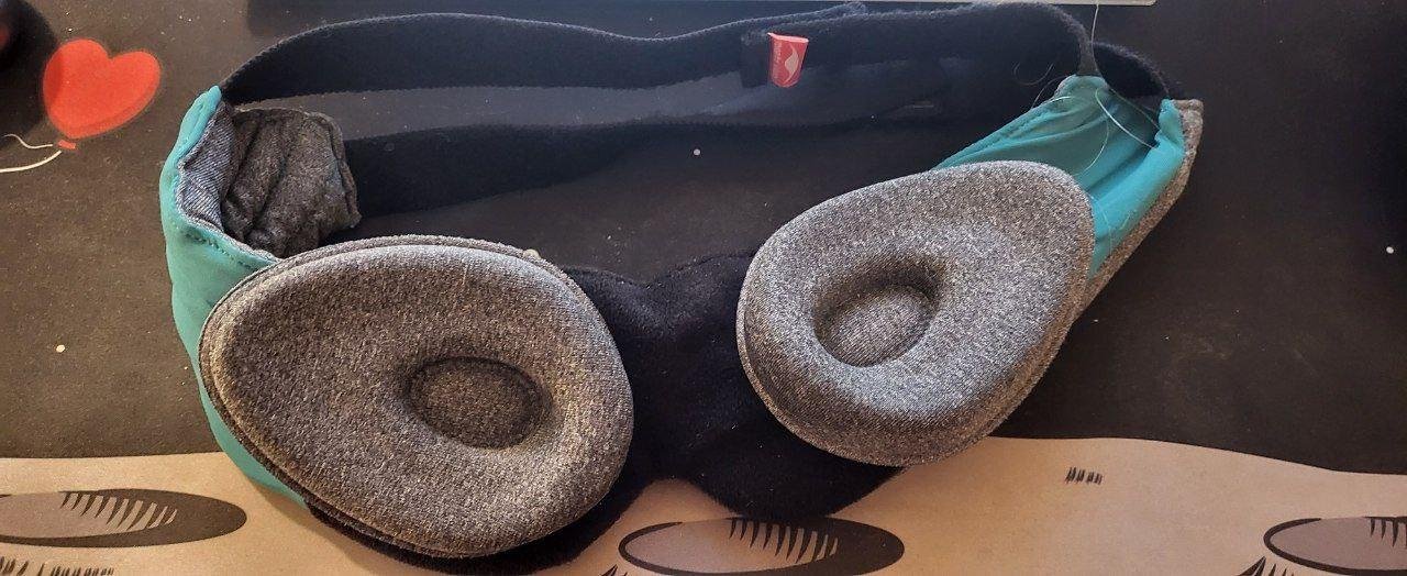 weighted mantasleep mask: усиленное крепление на голову, заметно тяжёлая штука, на боку спать удобно
