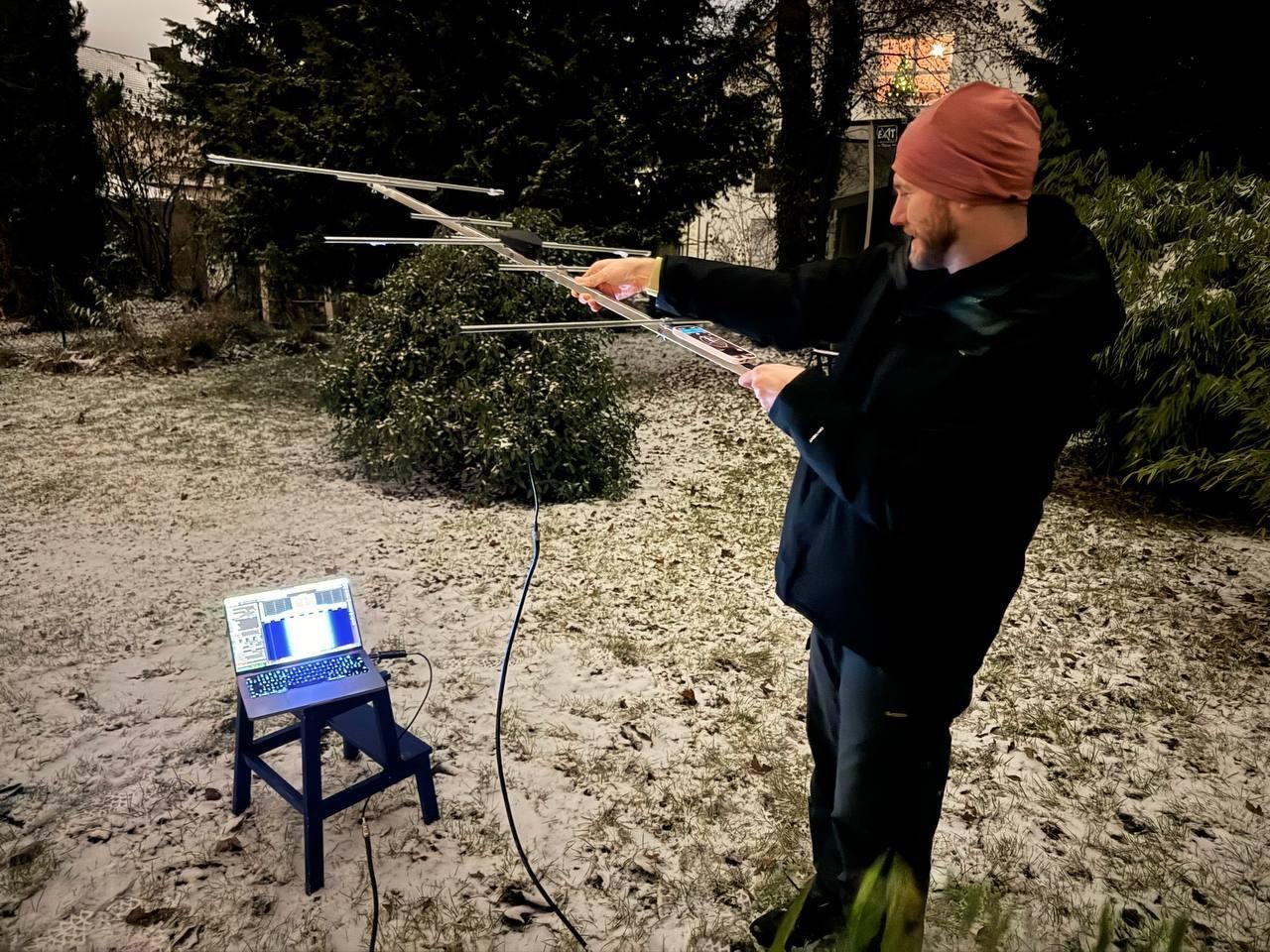 Антенной надо целиться в спутник. Для этого проще всего присрать телефон на велкро и использовать его в качестве системы наведения. Можно и без направленной антенны, но сигнал будет хуже.