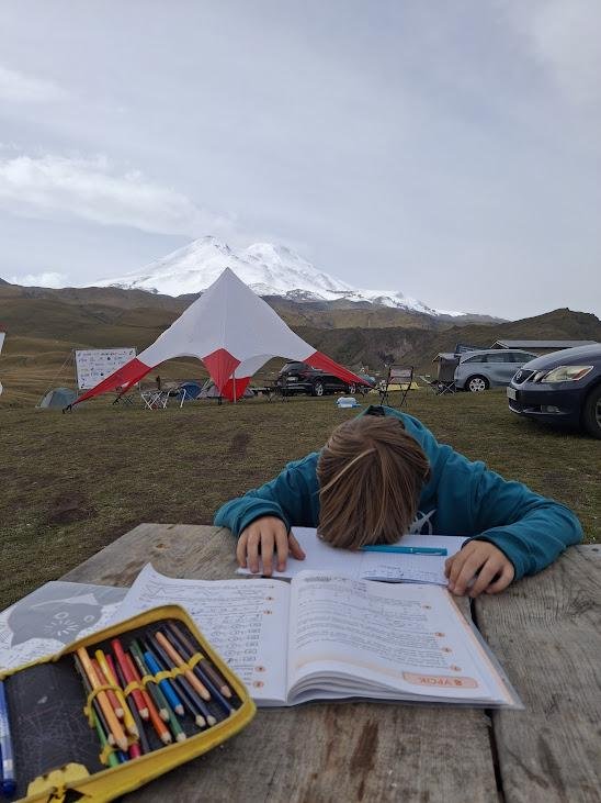 Ребенку домашку тоже никто не отменял, от Петерсон тебя не спасут даже горы! В объяснении математики добровольно поучаствовало всё айтишное население лагеря.