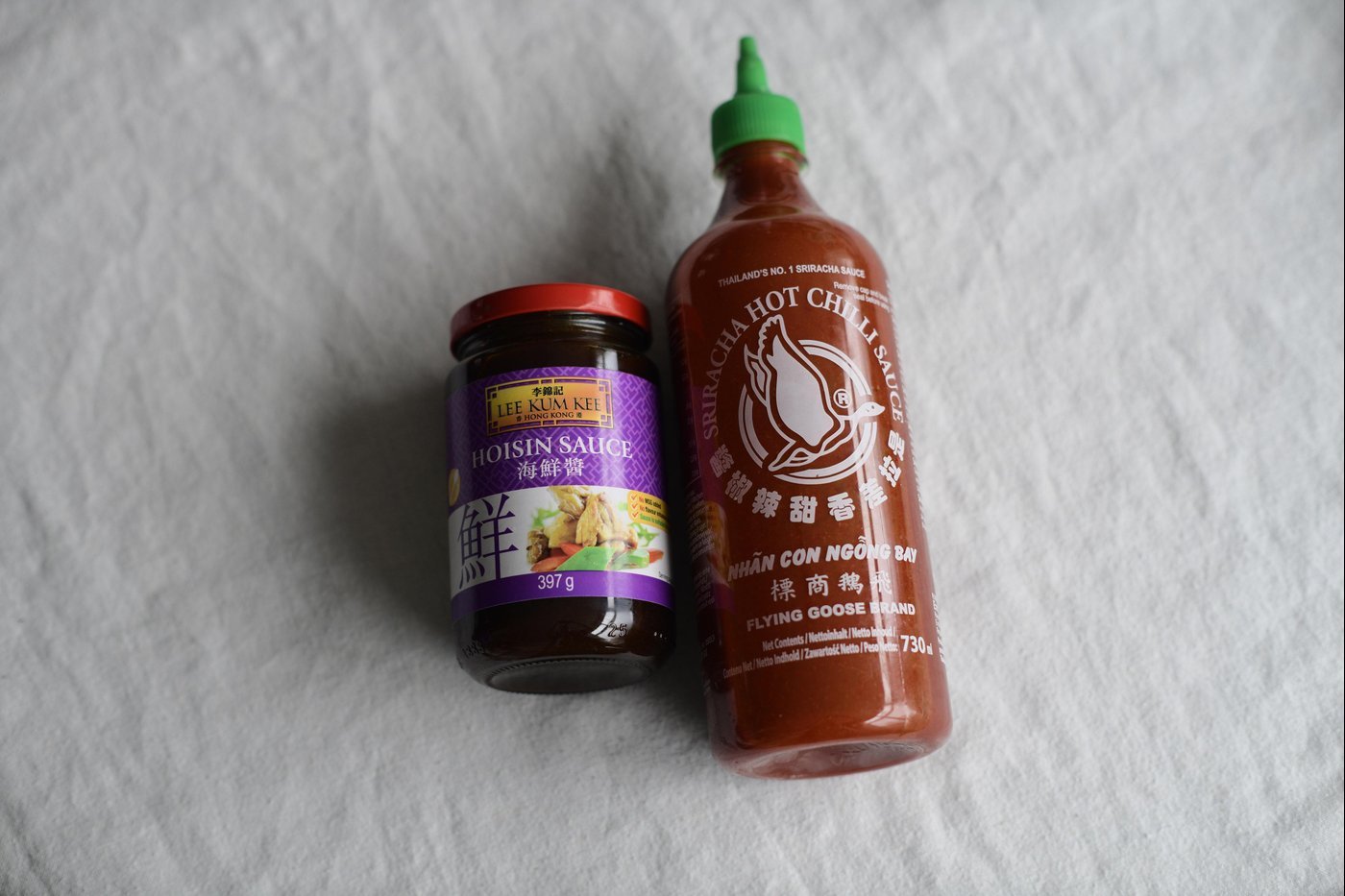 У нас упаковки хойсина и сирачи выглядят так. У вас они могут выглядеть по-другому