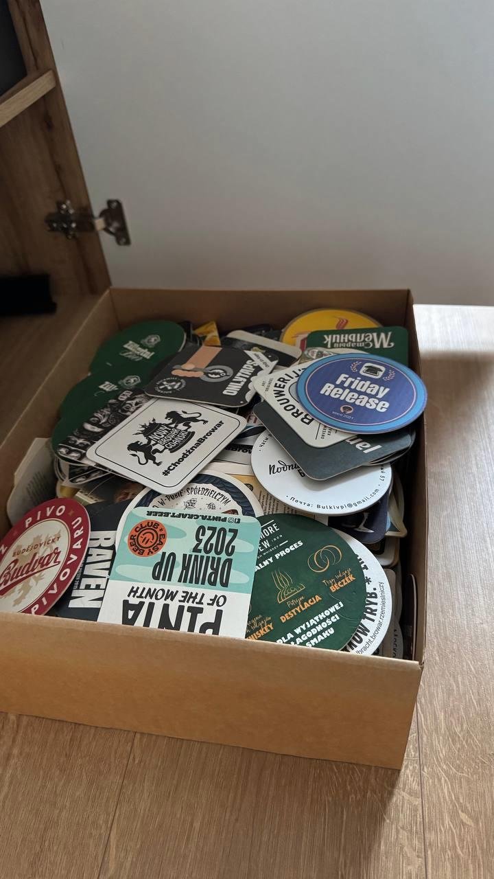 Одна из двух коробок бирдекелей