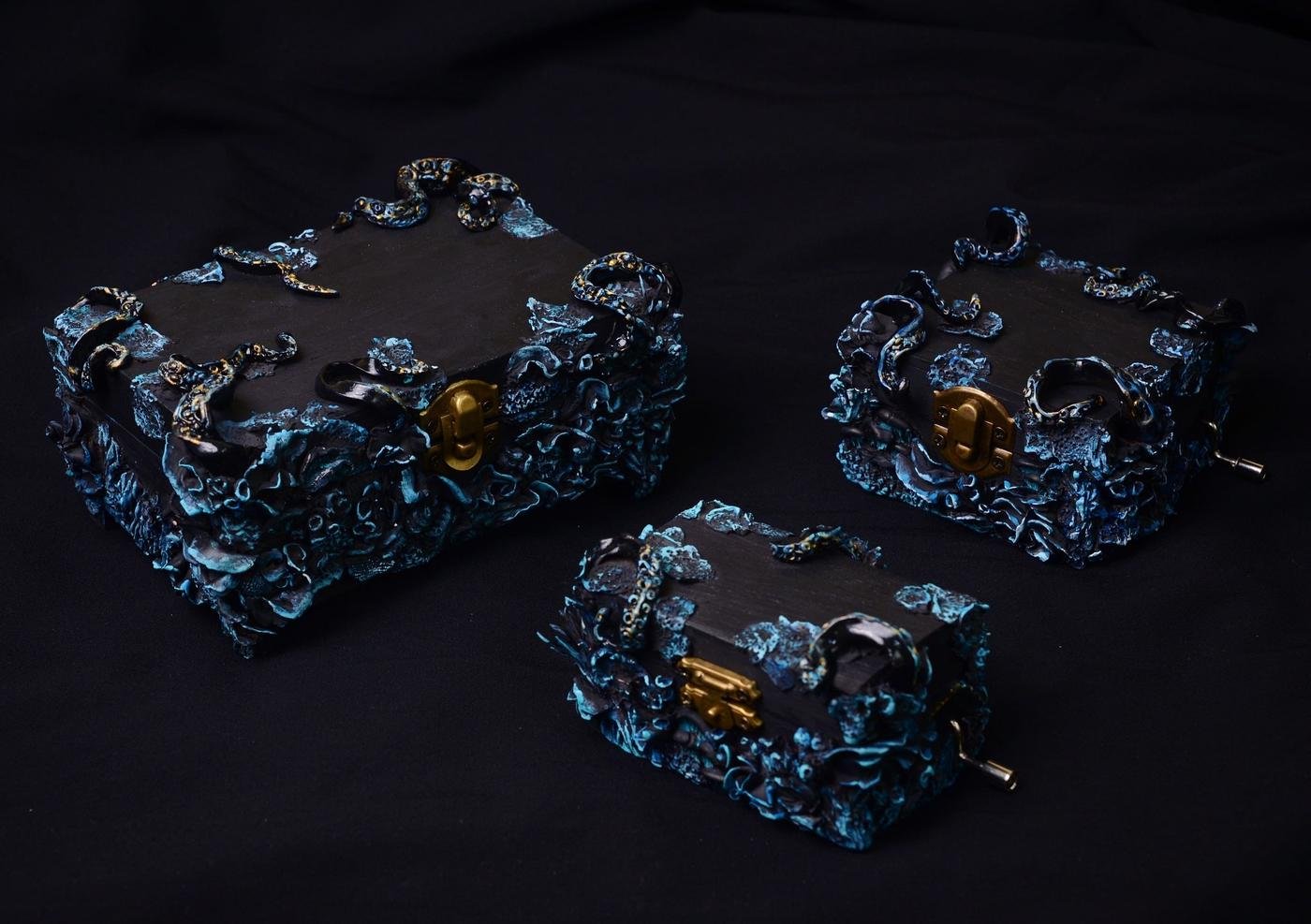 Те самые шкатулки. Мелодия внутри - тема Дейви Джонса. Могла в то время делать их десятками, ибо это была личная сентиментальная тема.