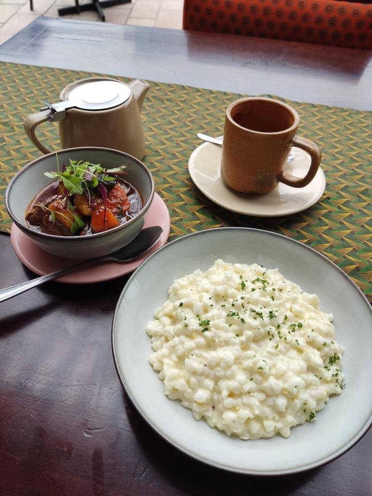 традиционная кукурузная каша с тушёным мясом, каша - сливочная и очень нежная, мясо - пряное и мягкое. Идеальное комбо