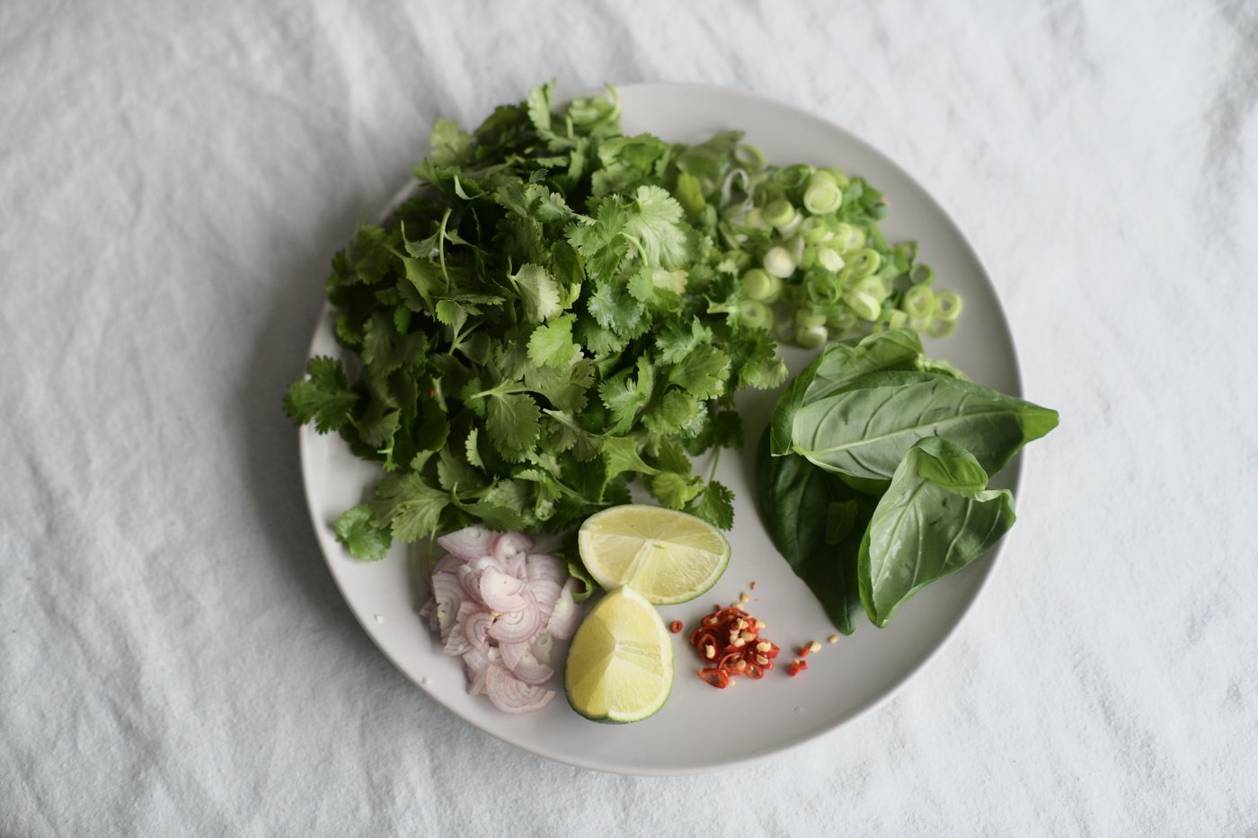 Всё, кроме шалота, пока кладём в сторонку