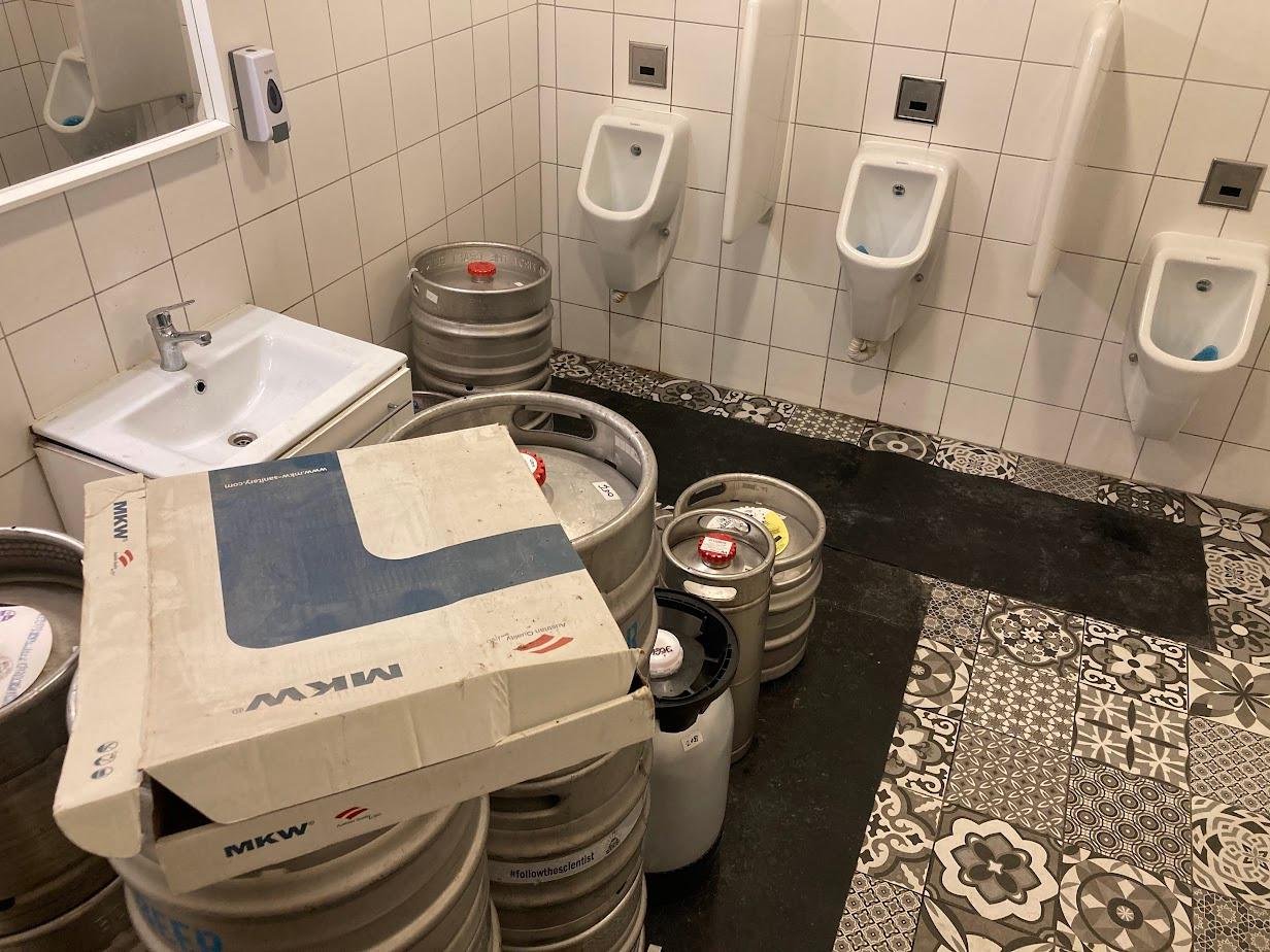 Будапешт, туалет бара катка, начало октября 2022 - как каток он ещё не может работать