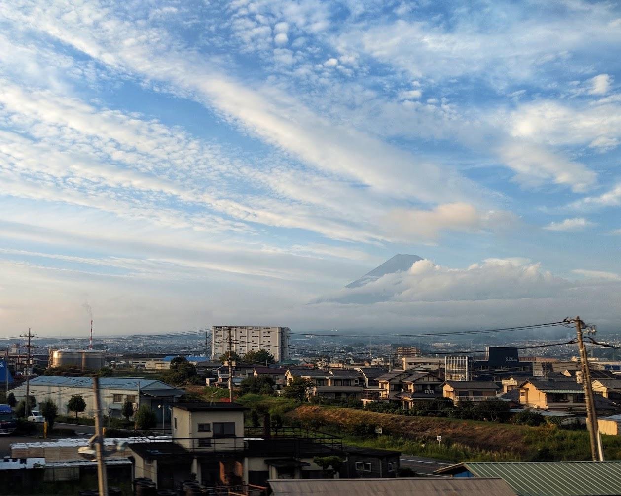 Фудзи выглянул из-за облаков, катим в Нагоя на скорости за 300