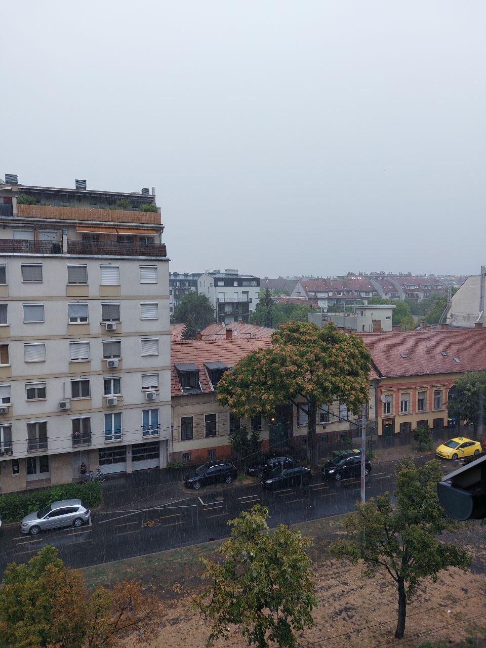 Август или июль, вид на улицу Рона в Будапеште