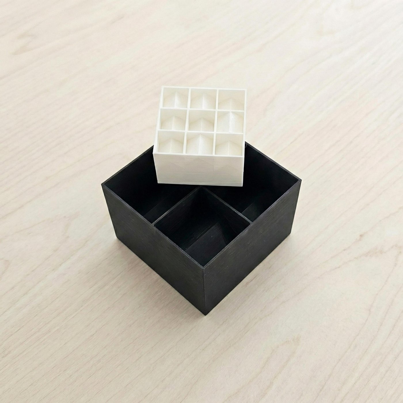 Прототипы резонаторов Гельмгольца, напечатанные на 3D-принтере. «Бутылочки» квадратные, днища у них «домиком» чтобы проще 3д-печатать. Горлышки снизу.