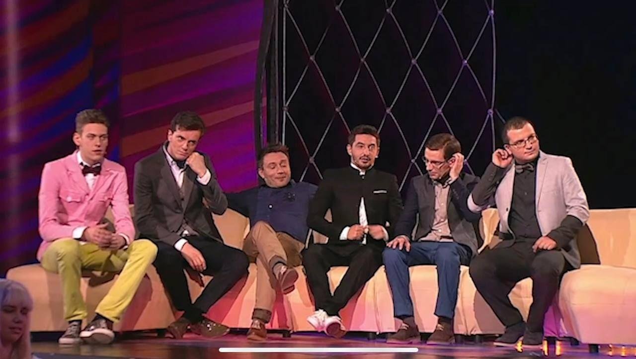 Вот он в центре с закрытыми глазами в синей рубашке О_0