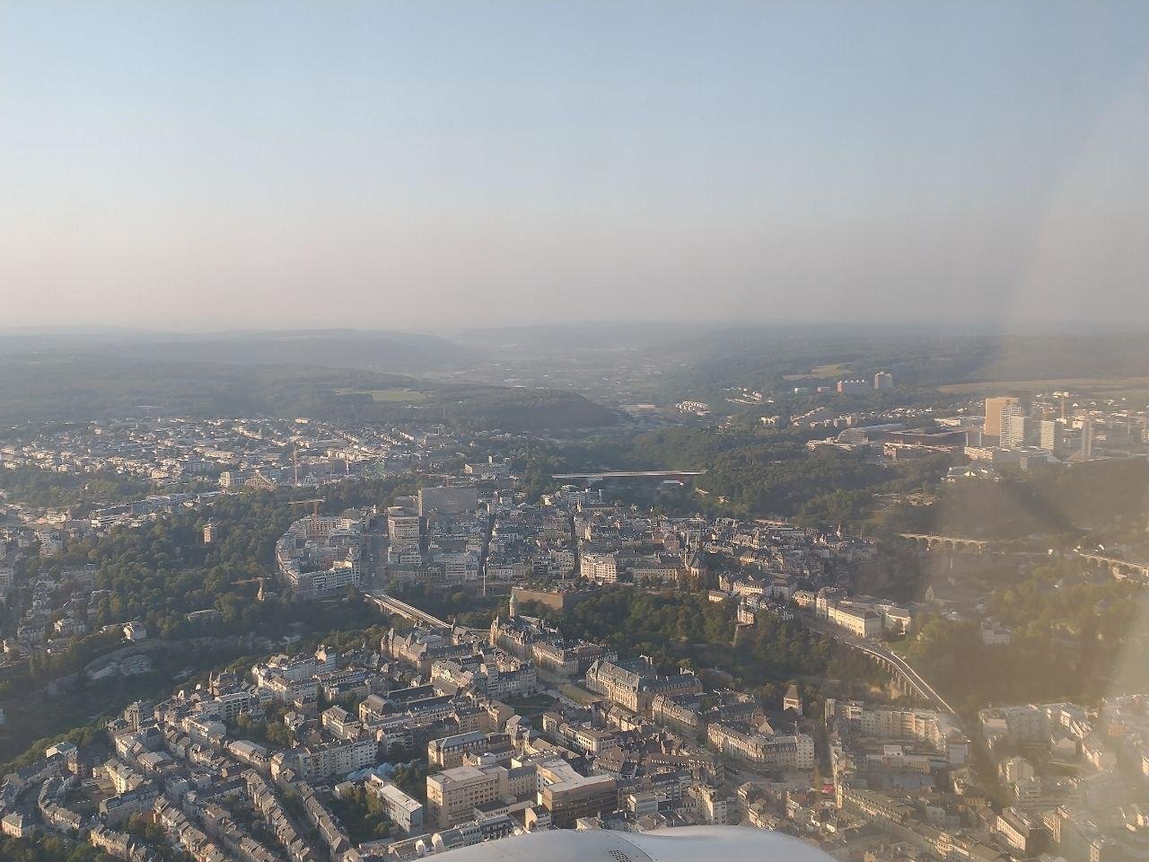 Люксембург из приземляющегося самолёта; в верхнем правом углу — район Kirchberg с офисами, в числе прочего, некоторых органов Евросоюза