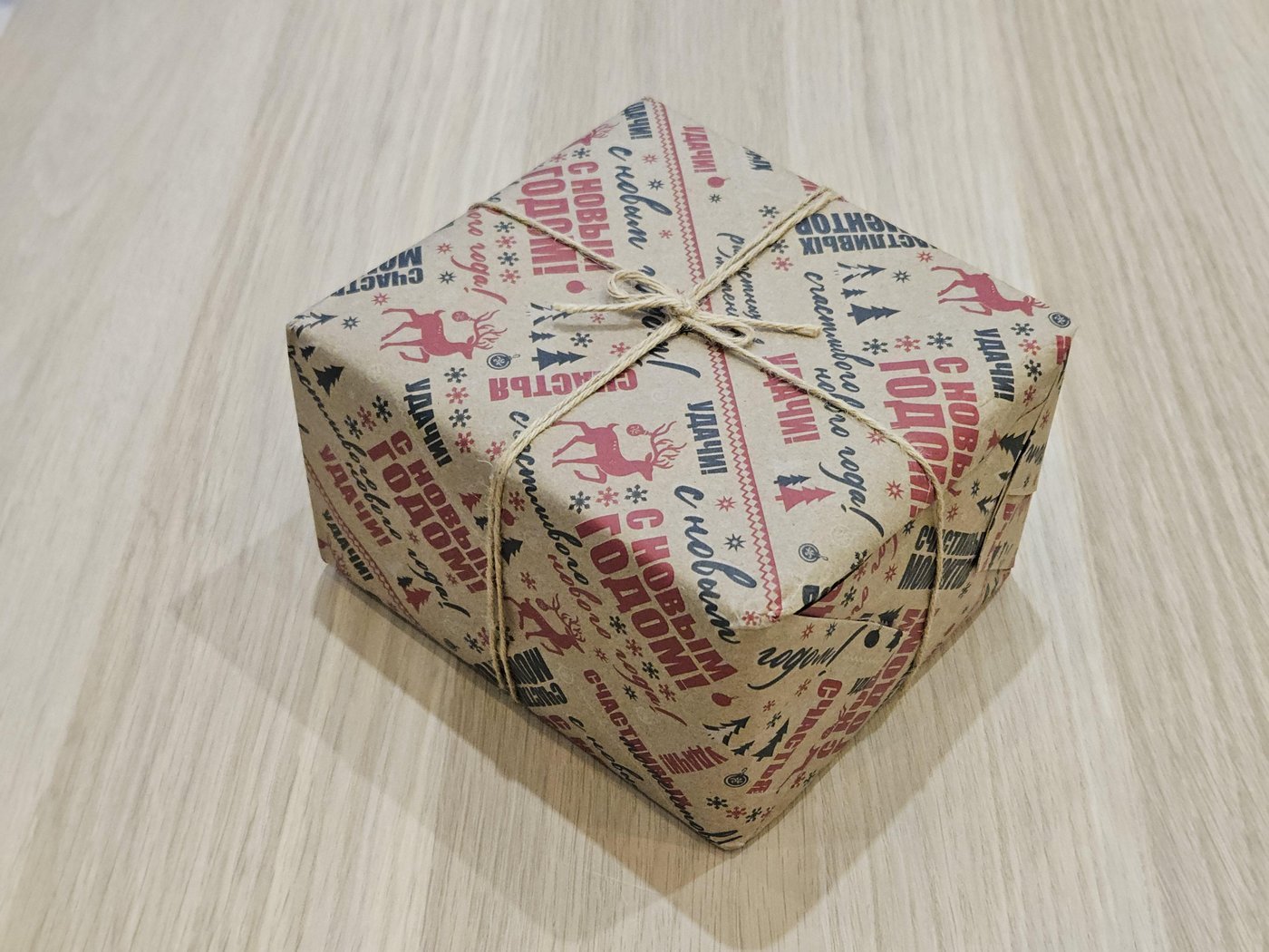 Упакован в красивую коробочку с суровой и надёжной ленточкой