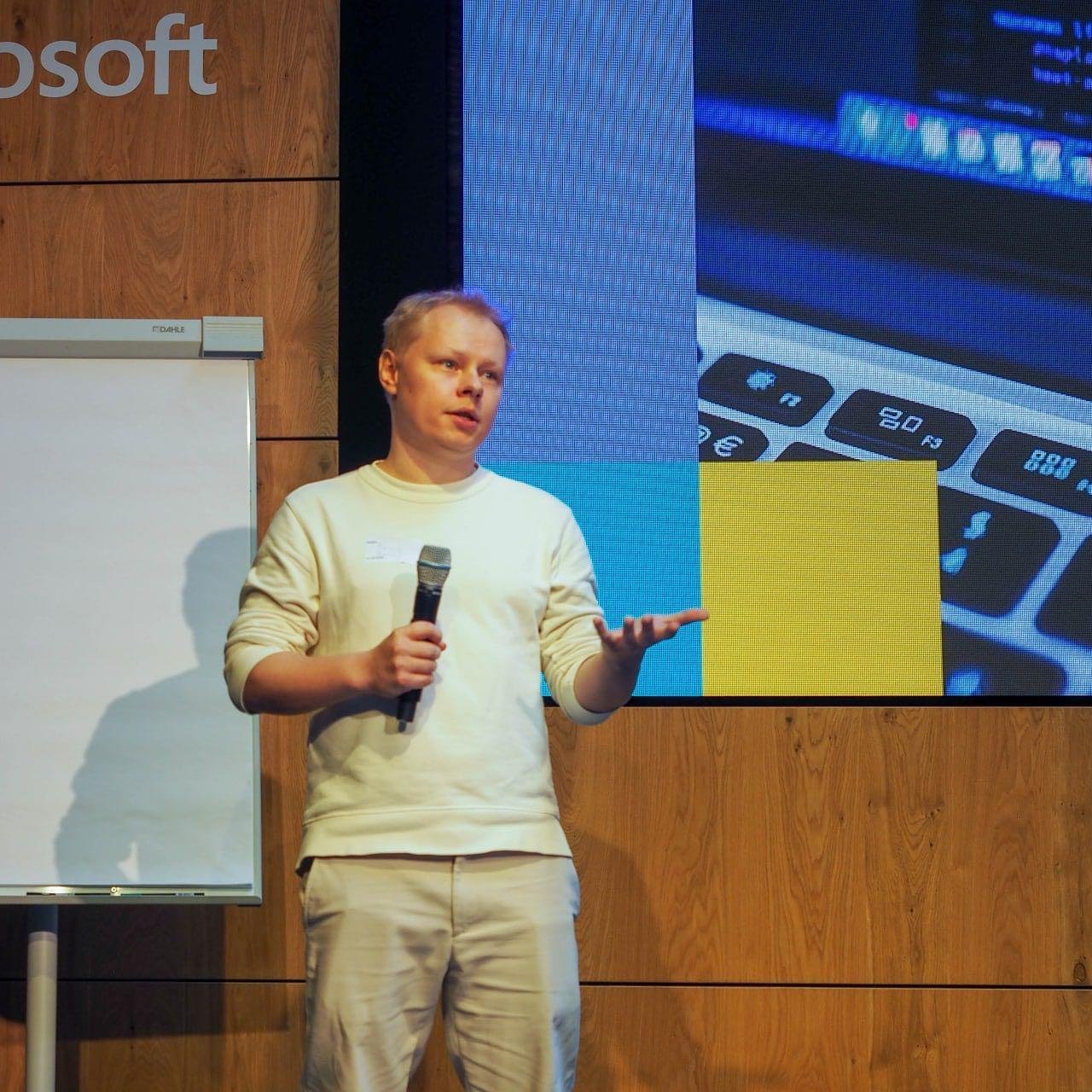 Я на сцене Microsoft Atrium в режиме flight mode, потому что капец как боюсь сцены и выступлений