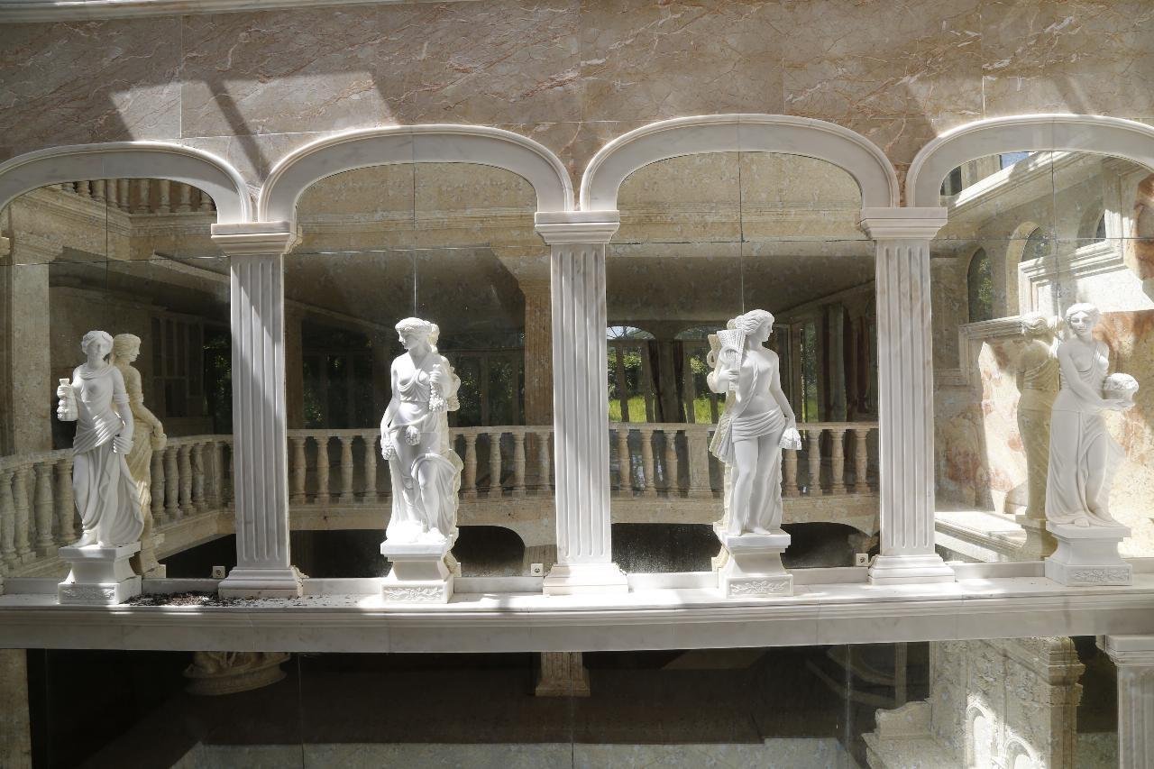 4 мраморные статуи были доставлены из Италии (2019 год)