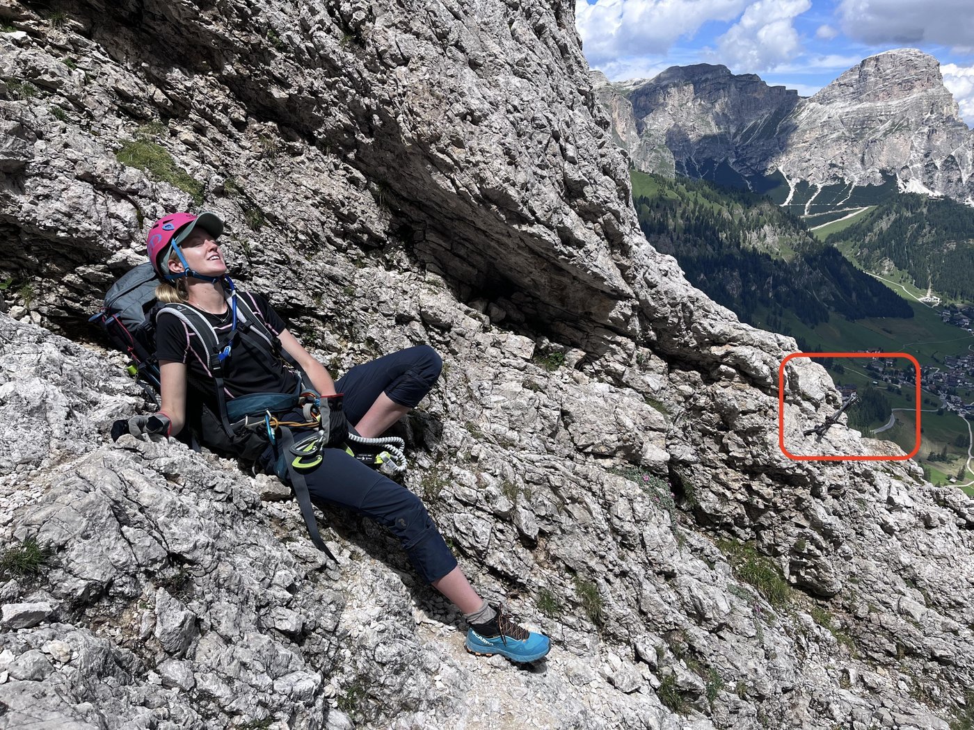 Я и завершенный первый участок ферраты. Красным выделен последний болт ферраты, после которого было плато, где можно было отдохнуть и полюбоваться видами :)