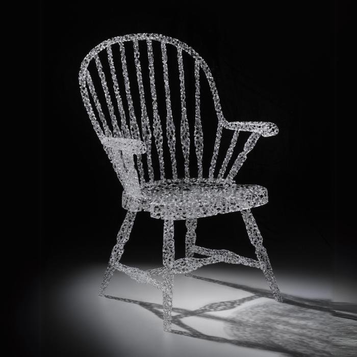 Да, это стул сделаный из одной стеклянной трубки