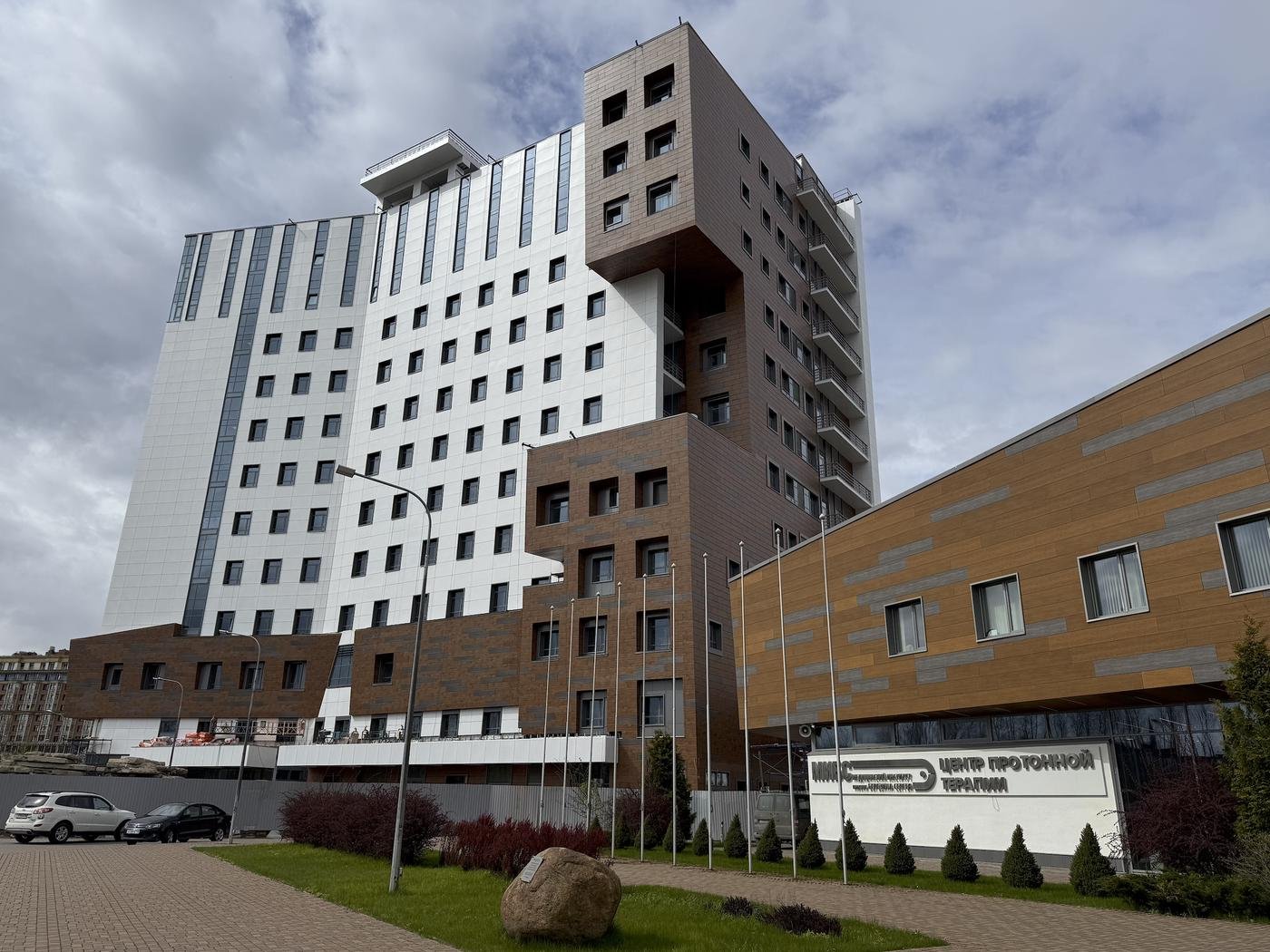МИБС (моя фотка). Отстроили новое огромное здание рядом.