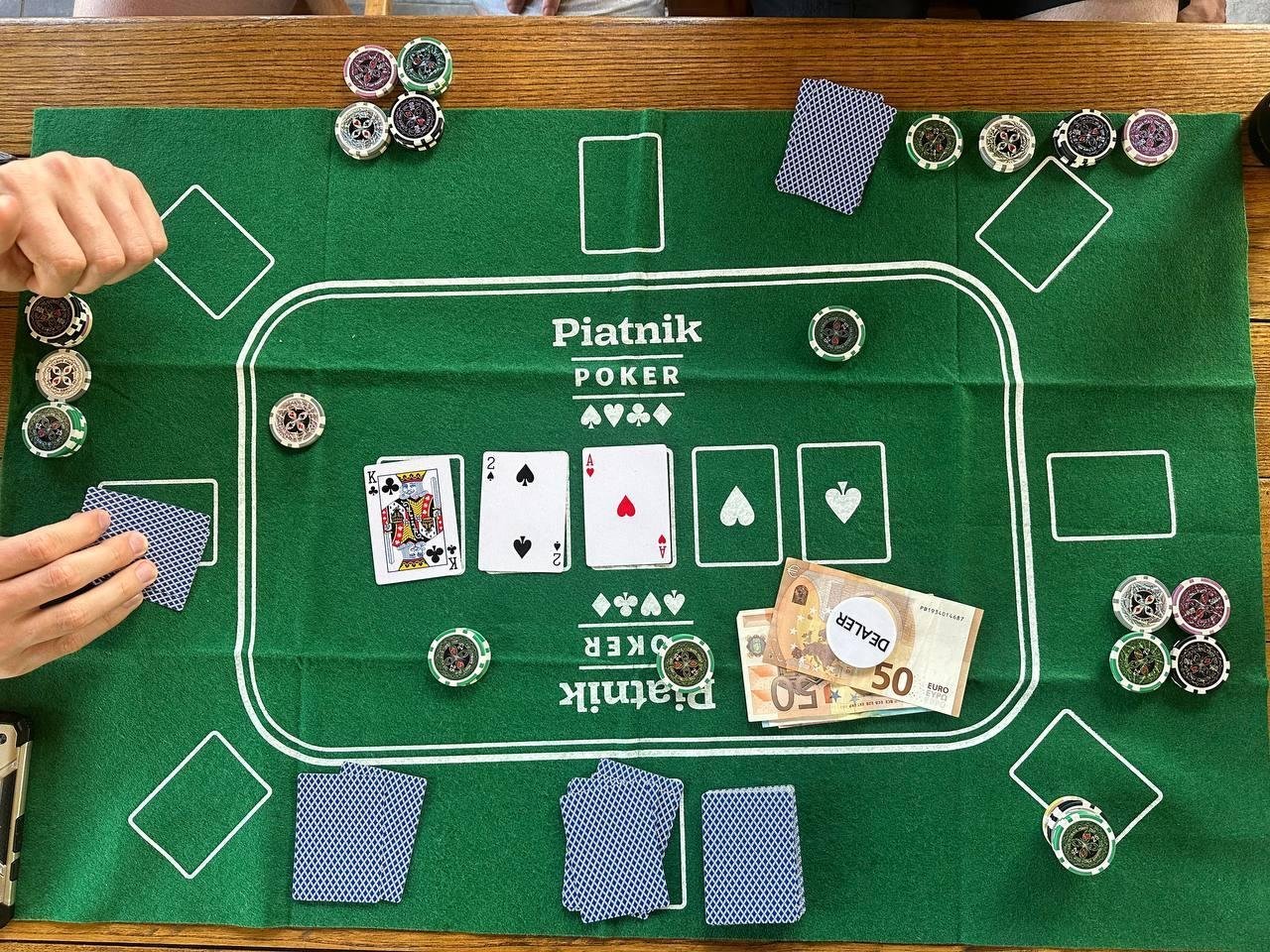 Покерная станция от @Klalofu, @kutovoys, @pihta и @afakate. По-моему, самый большой выигрыш у кого-то был 300 евро. И нет, расслабьтесь, в Сербии азартные игры легальны. Наши копы это подтвердили :)
