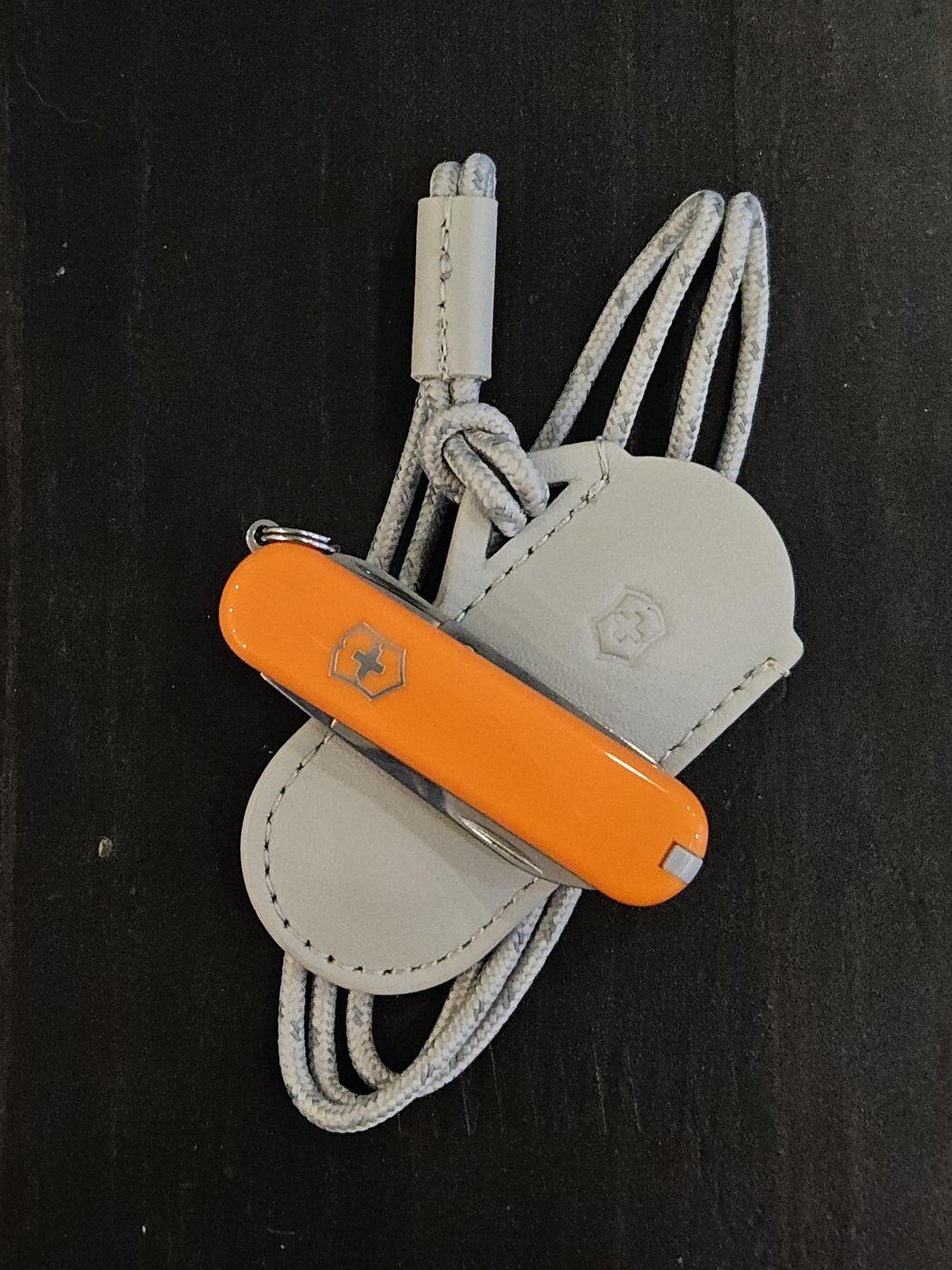 И сам подарочек - мимимиатюрный швейцаский ножичек новогодне-мандаринового цвета! Ножичек очень милый и полезный, люблю такое:)