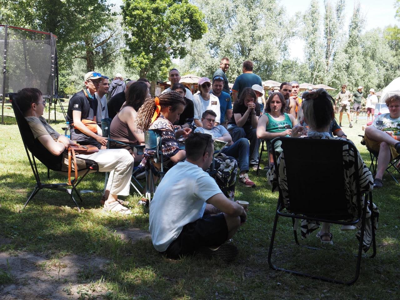переманили всех людей с других активностей. на фотке примерно треть.