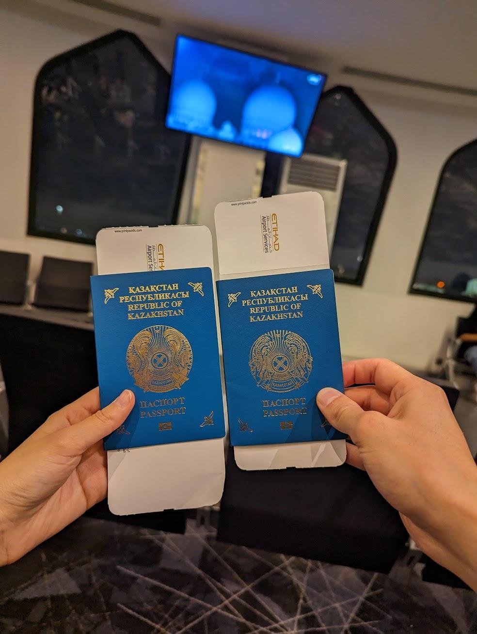 Дежурная фоточка с бирюзовыми паспортами и садимся в самолёт, полный итальянцев