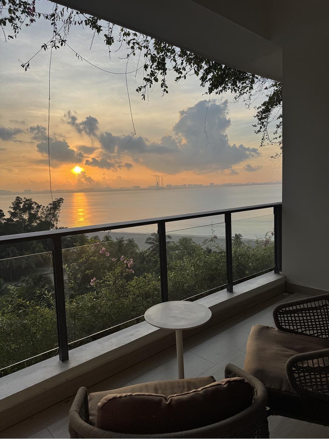 Вид из окна на Сингапур