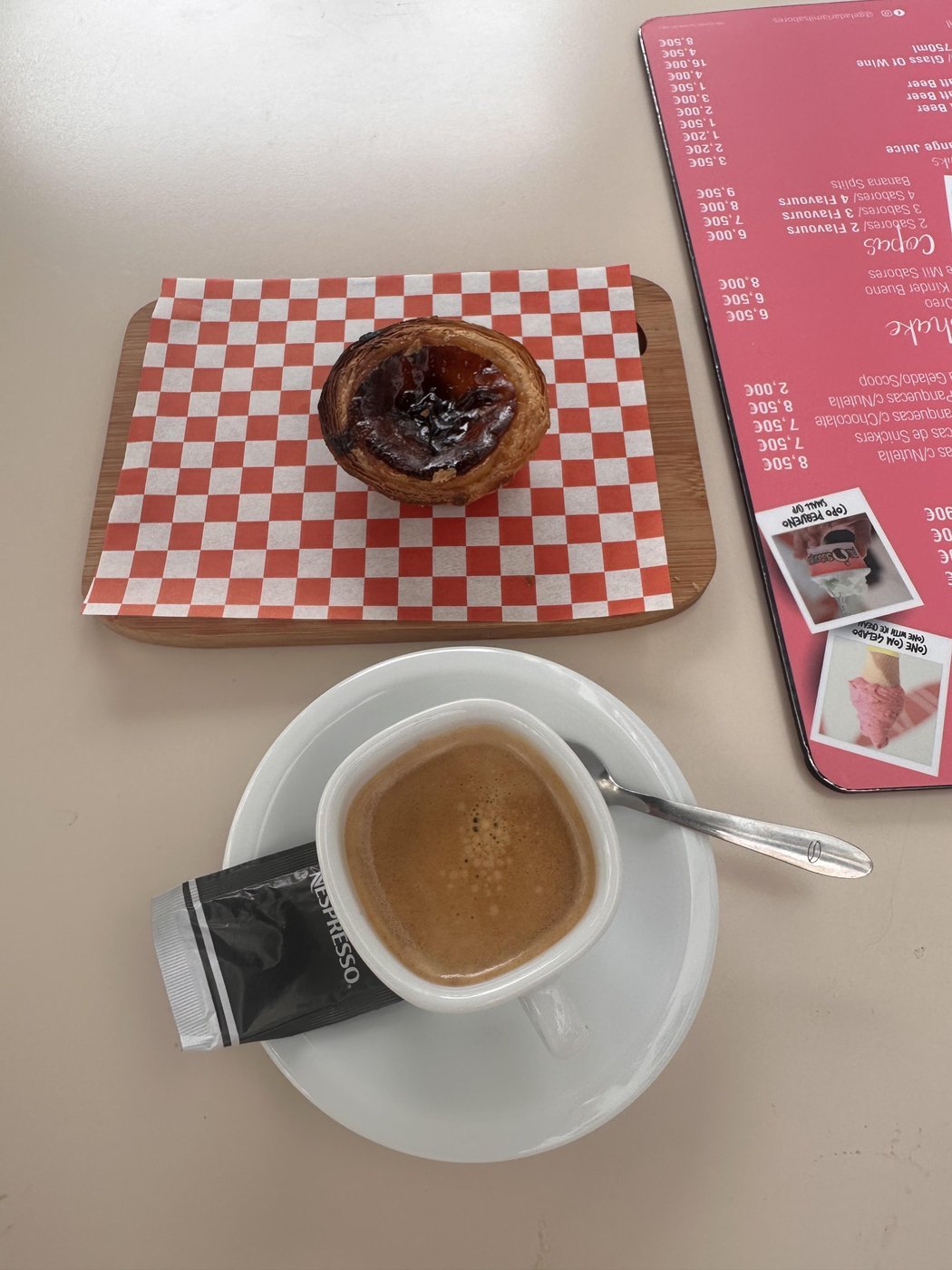 свой эспрессо и pastel de nata я все-таки урвал!