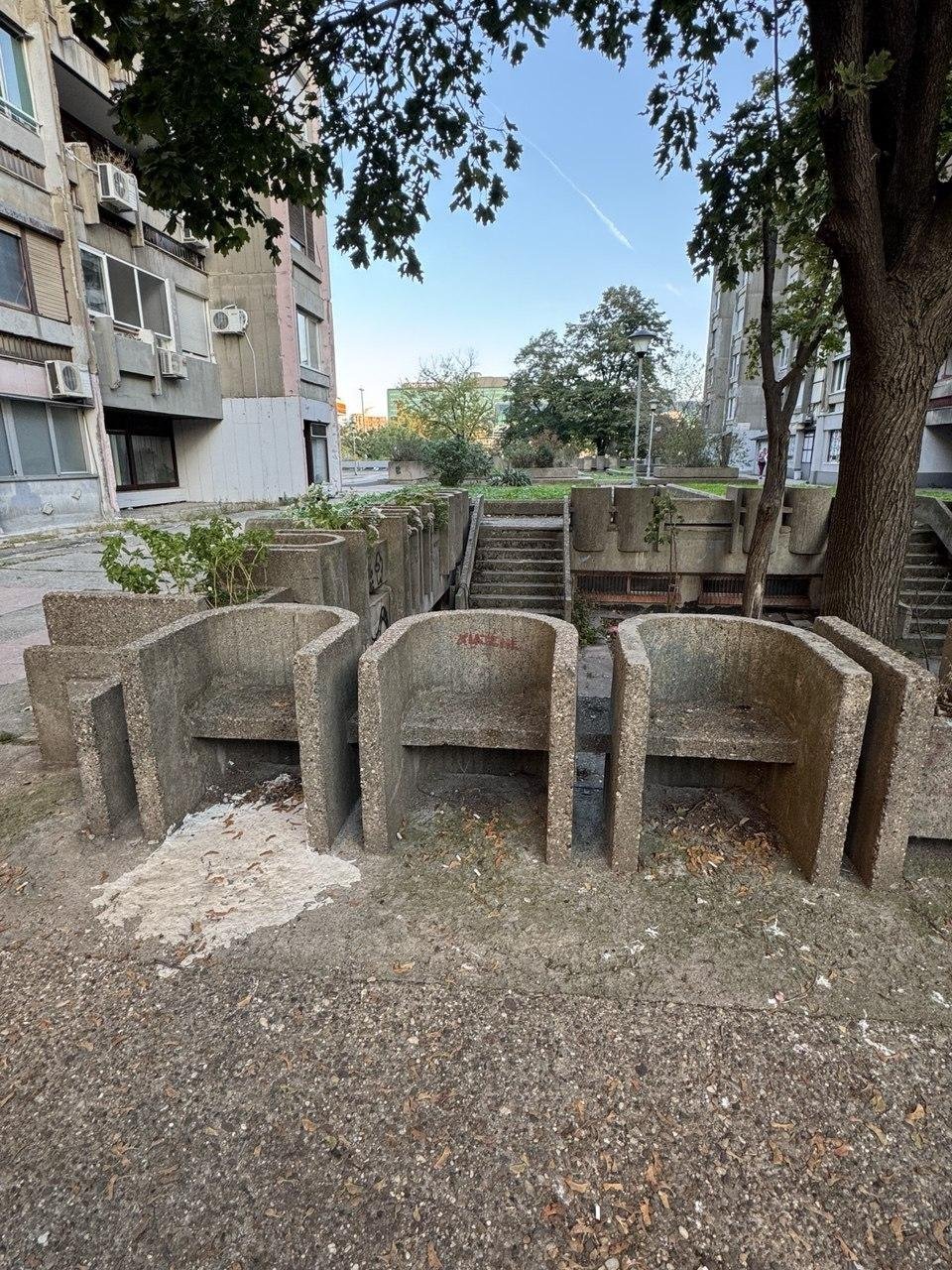 Что поможет в этом лучше, чем бетонные кресла