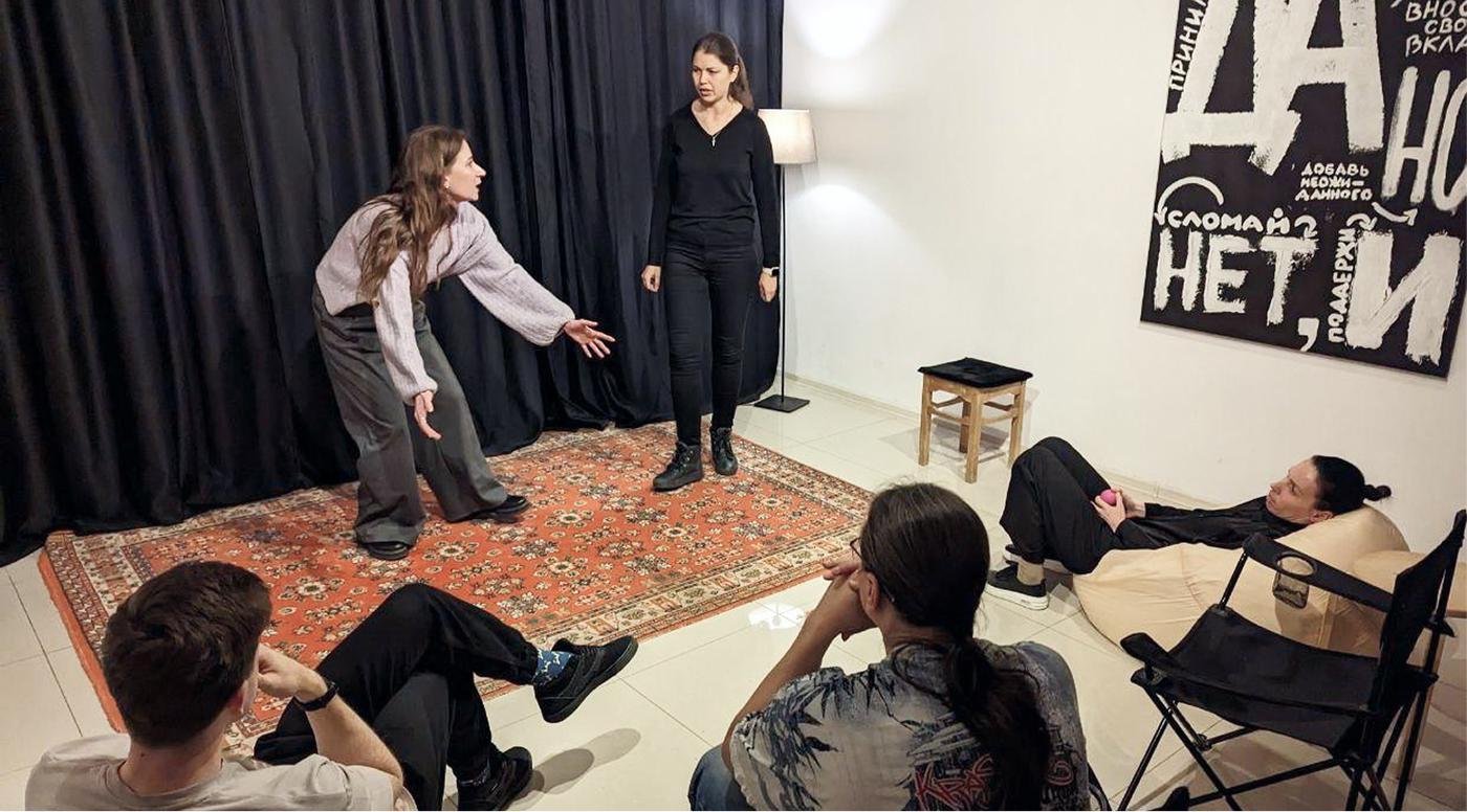 Это плохая картина, я не буду ее покупать. — негодует Франческо.<br>
Да, это ужастная картина! Дайте мне еще 4 года и я перепешу ее. — Отвечает Леонардо в этой сценке.