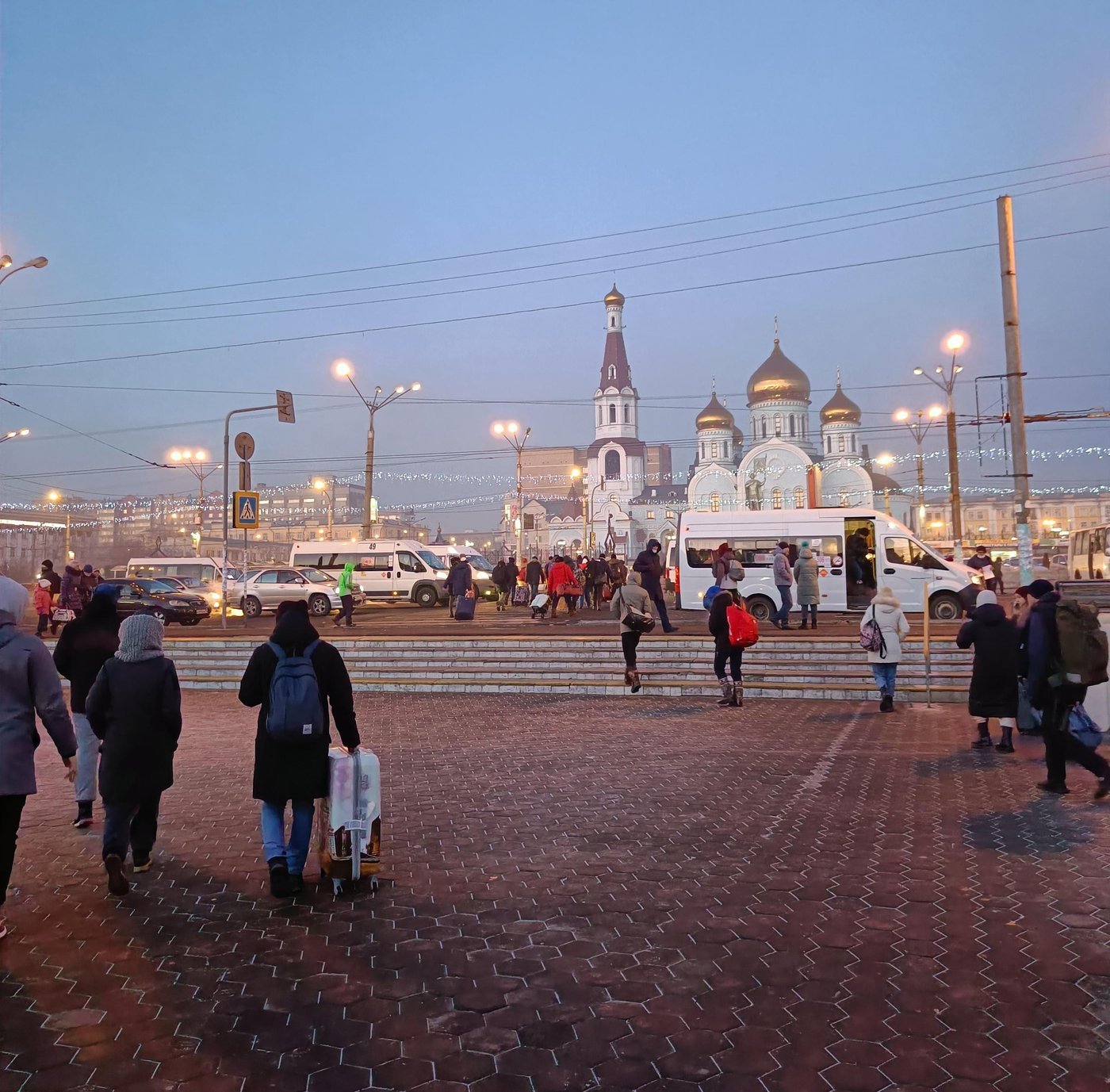 Почетное место на привокзальной площади занимает Казанский кафедральный собор. По своим габаритам храм не уступает самым большим в России.