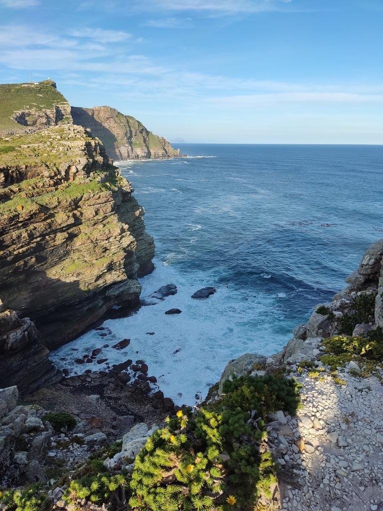 вдалеке маяк Cape Point