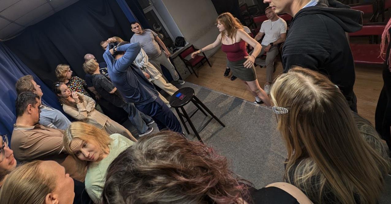 Форматы, когда все участники джэма вываливаются на сцену помогают начинающим привыкнуть к этой возвышенности