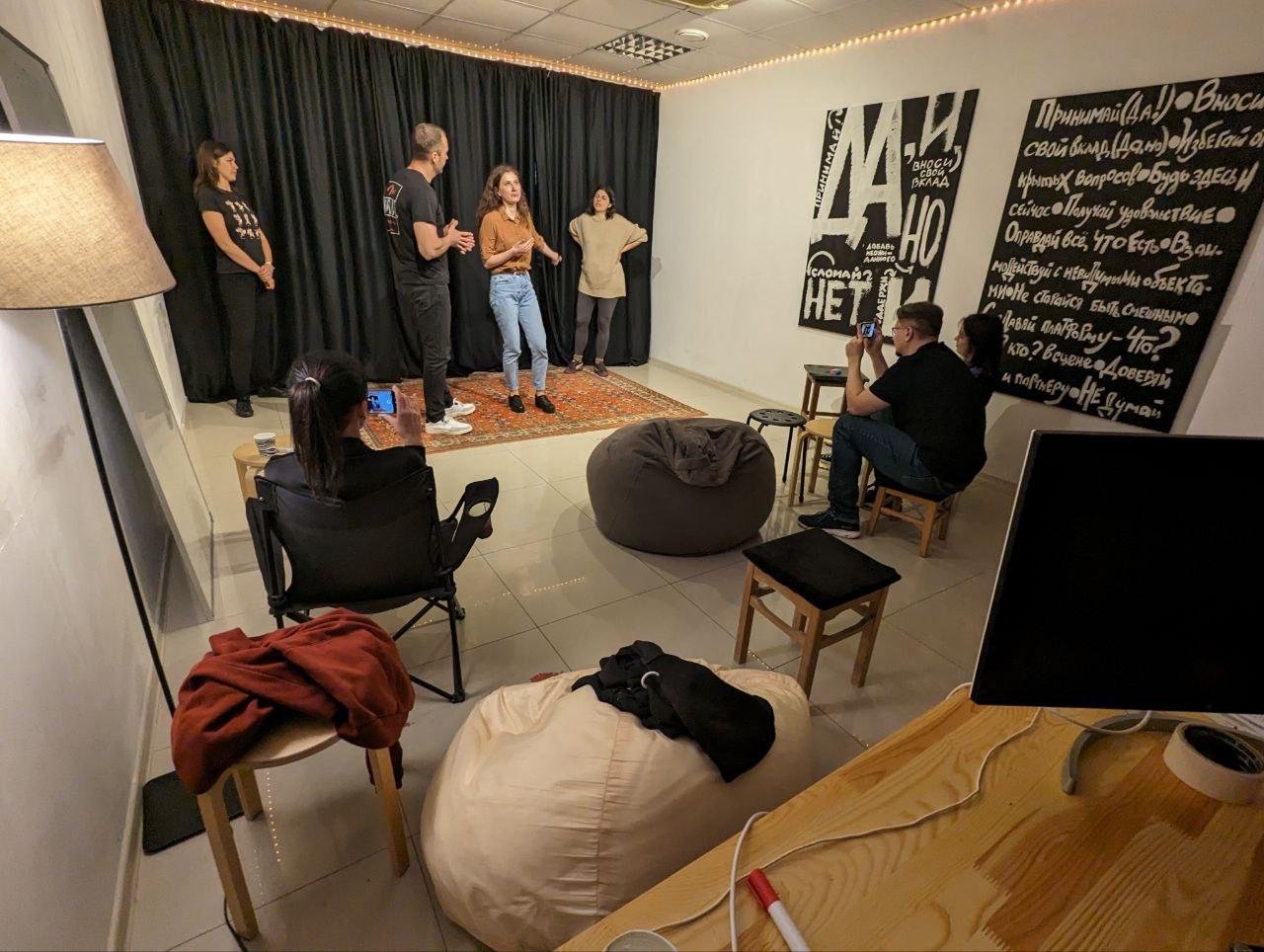 Вечером — импро-база. Днем — рабочий кабинет. Так я успокаивал себя не окупая аренду поначалу.