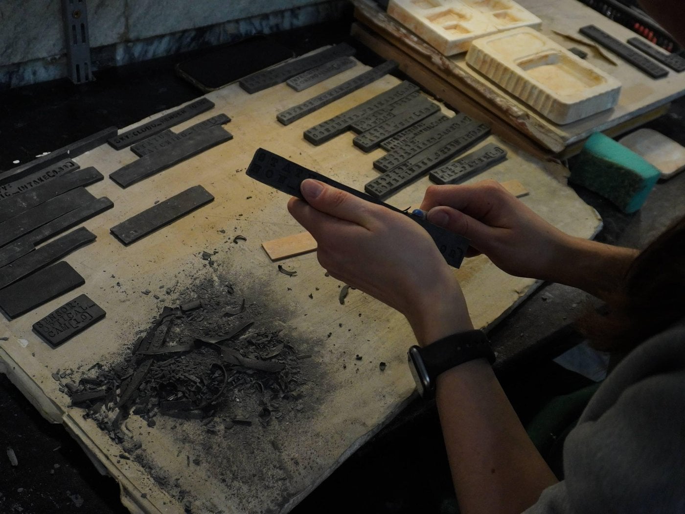 А еще контраст в том, что те, кто делают ручками, буквально проживают что-то похожее, что делали в древней Месопотамии