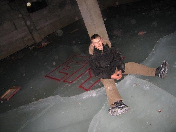 Юный я сижу на льду в подвале заброшки. На фоне – маркер Encounter.