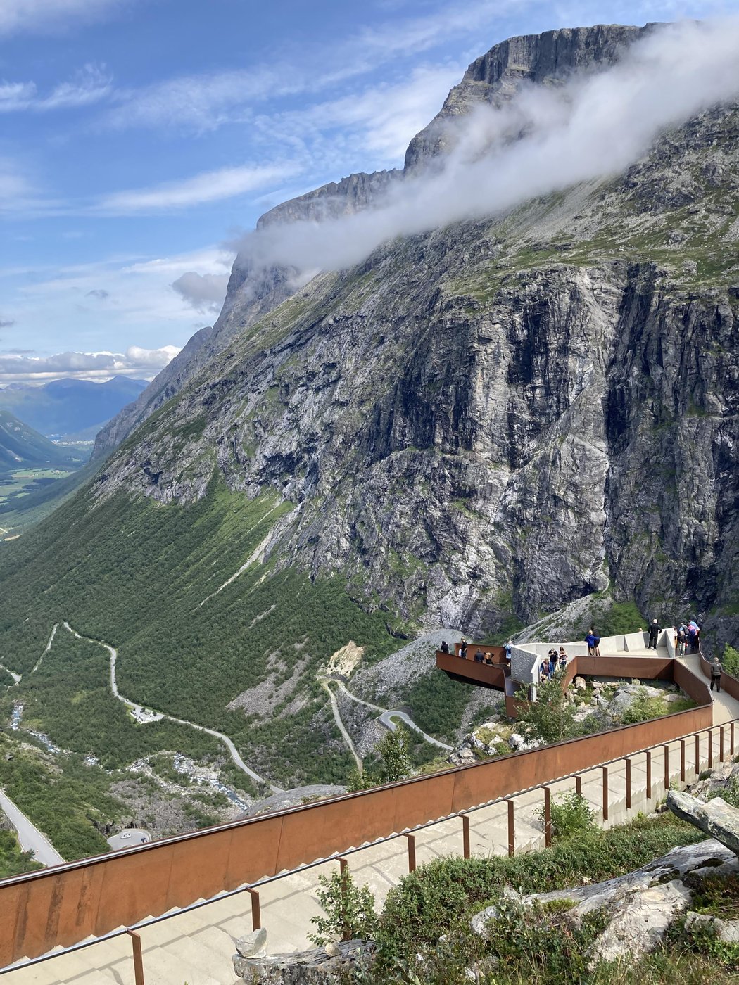 Норвеги молодцы, что в красивых местах построили крутые viewpoints.