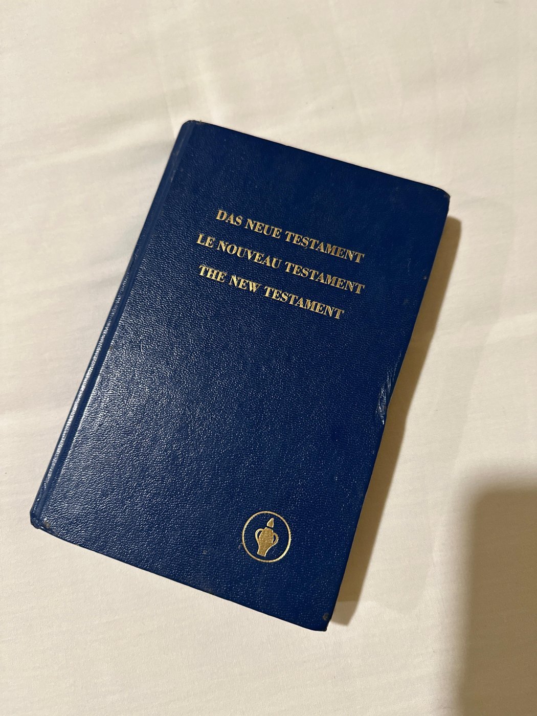 В прикроватной тумбе в отеле был найден том нового завета на трех языках, необычная находка. Такую же я нашел еще в одном отеле по пути