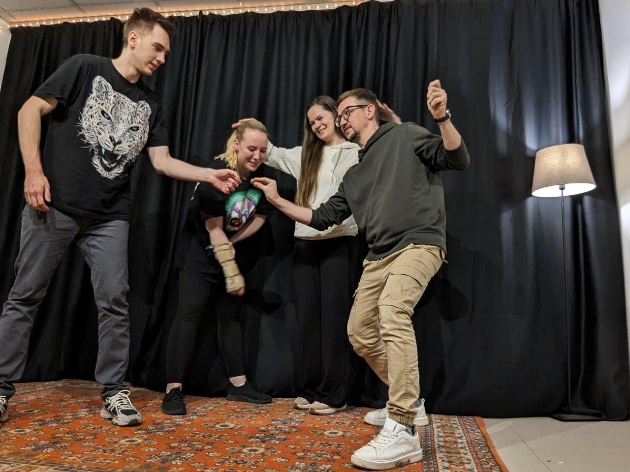 Передача карты тройка через закрывшийся турникет, кормление птенцов с рук или турнир на микро-шпагах за сердца дам