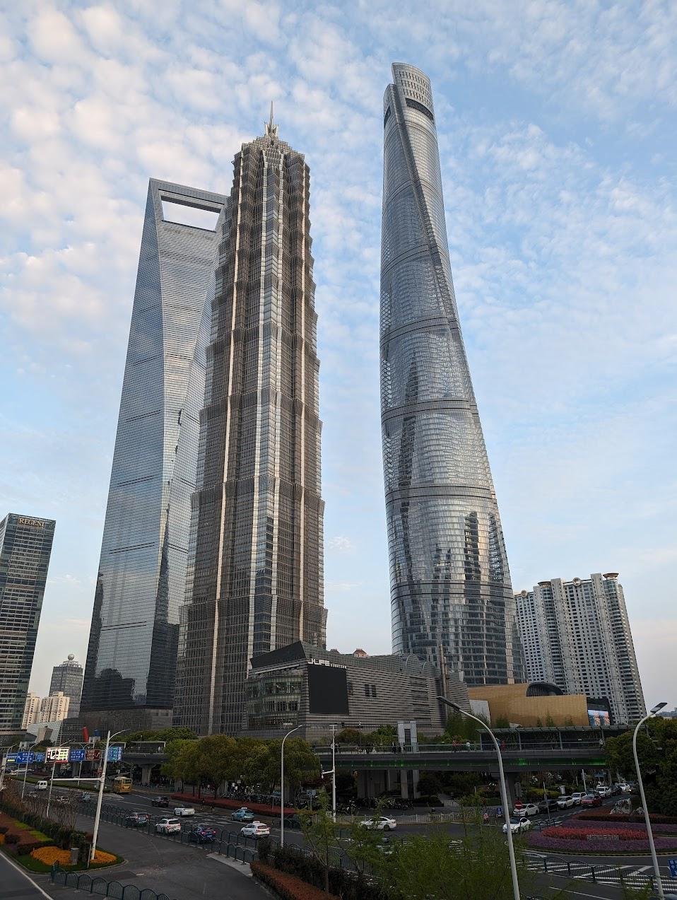 Вот они слева направо: Шанхайский всемирный финансовый центр, Башня Цзинь Мао и Шанхайская башня