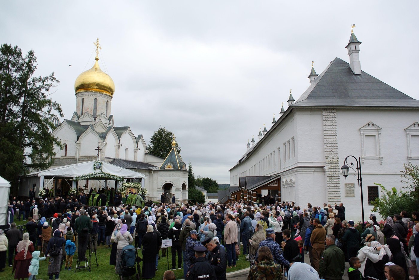 Ездил в Звенигород, оказалось, что там была какая-то праздничная православная туса. Картинка с никона под 2000-е окзалась кстати