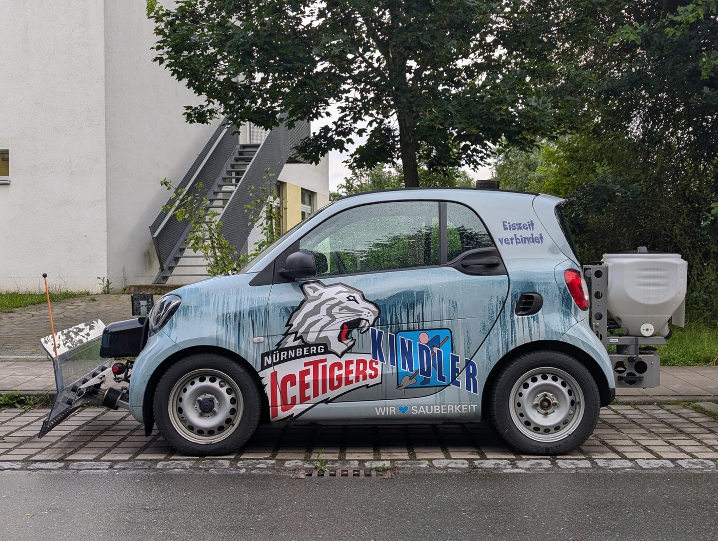 Смарт переделанный под снегоуборочную машину с рекламой местной хоккейной команды