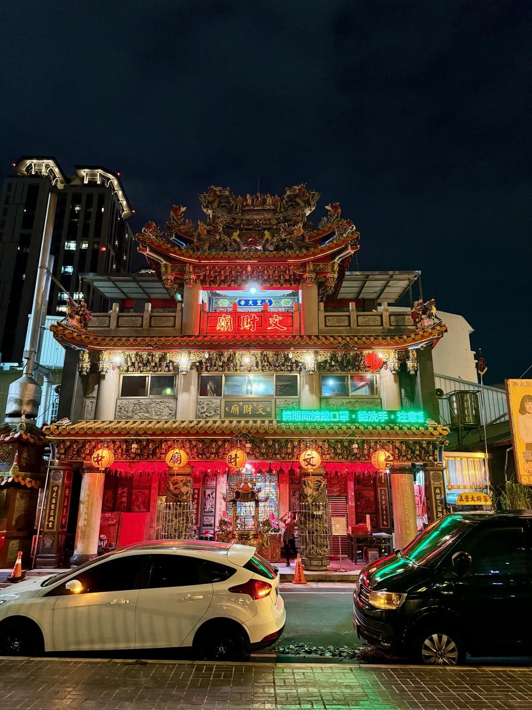 Небольшой храм на улицах Тайчжуна.